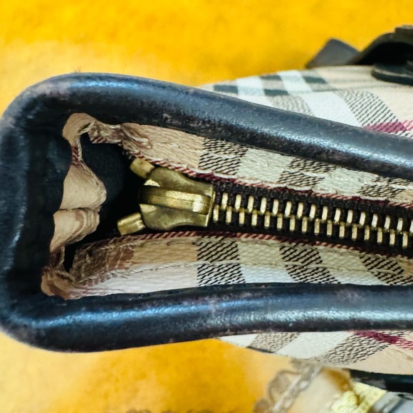 Burberry Regent Haymarket Check Tote Bag Made in Italy - Picture 9 of 16